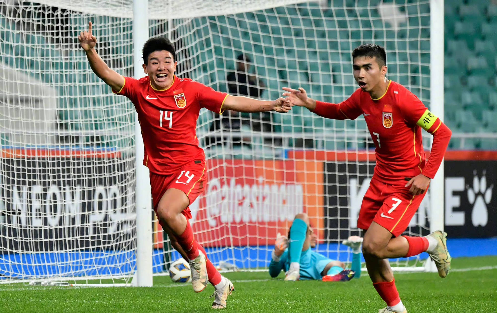 足球队在友谊赛中取得惊人成绩，赢下关键比赛