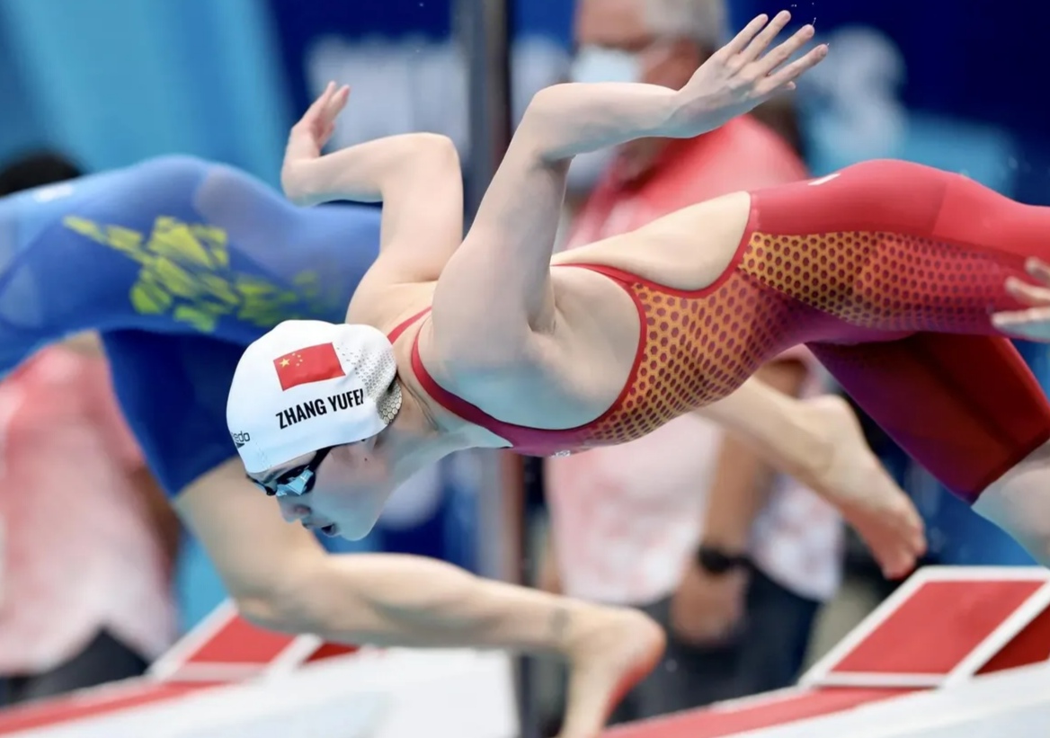 包含运动员展现出众实力，晋级如鱼得水的词条