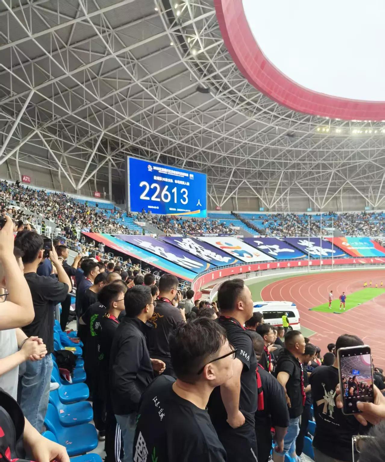 关于国内足球联赛战况备受关注，球迷热情高涨的信息