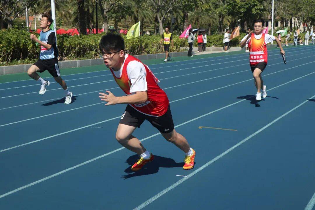 关于激烈角逐中，球队斗志昂扬奋勇拼搏的信息