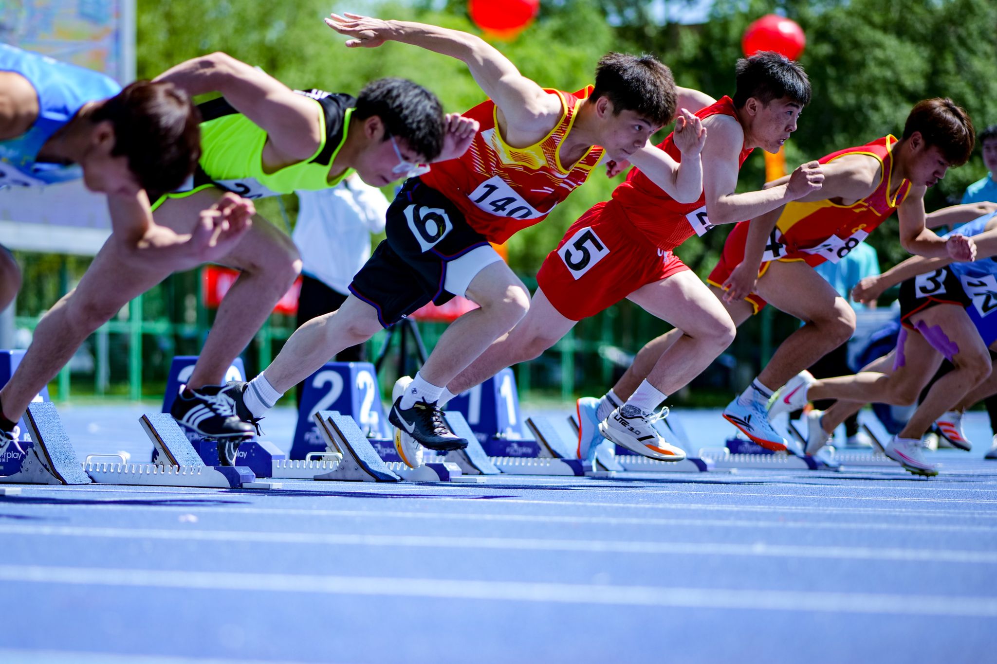 关于激烈角逐中，球队斗志昂扬奋勇拼搏的信息